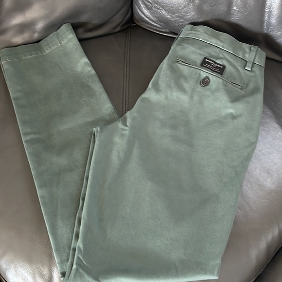 Banana Republic khaki pants in a beautiful shade of green 30x32 - Picture 2 of 3